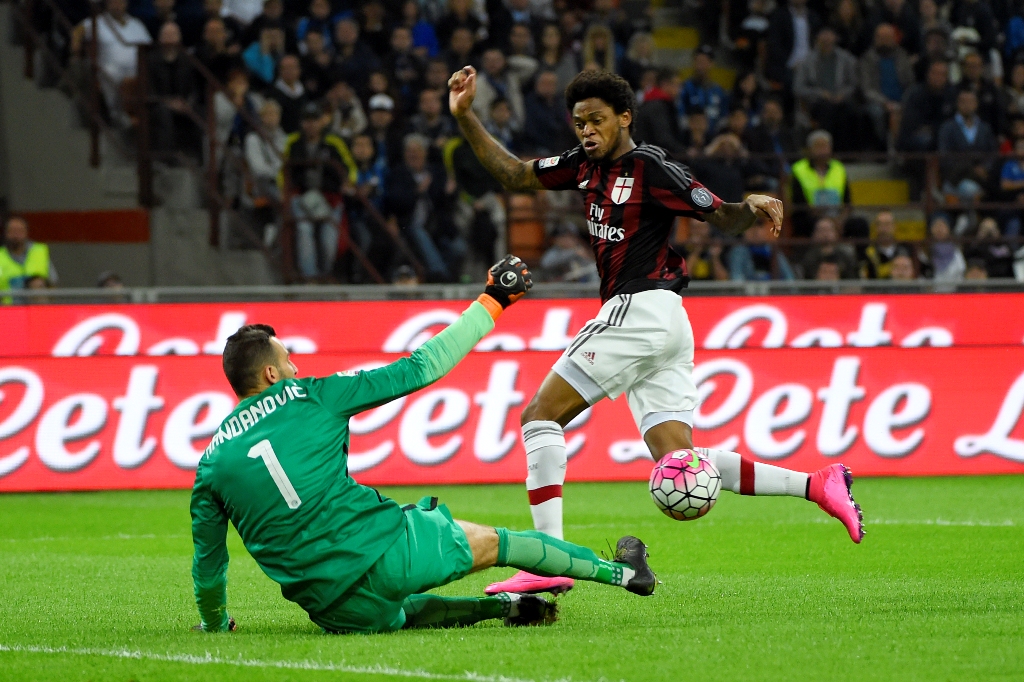 Momen saat Luiz Adriano gagal menaklukkan kiper Inter, Samir Handanovic saat posisi satu lawan satu (Foto: OLIVIER MORIN / AFP)
