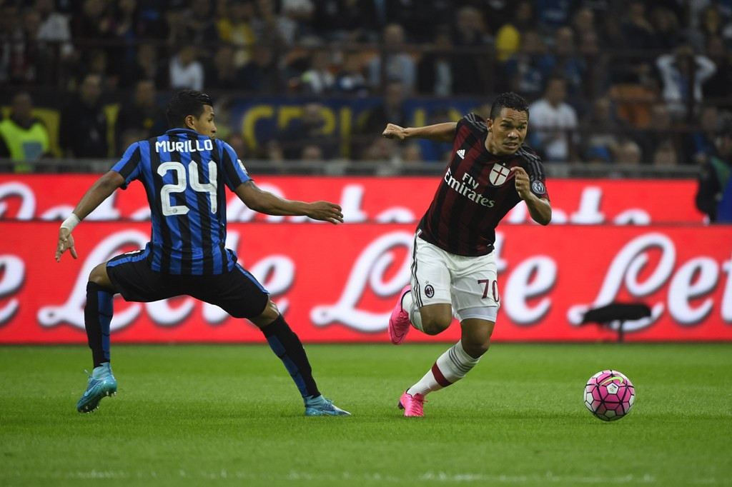 Aksi Carlos Bacca saat melewati bek Inter Jeison Murillo (Foto: AFP PHOTO / OLIVIER MORIN)