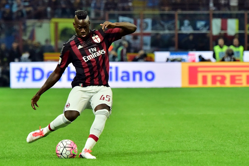 Mario Balotelli bersiap melakukan tembakan ke gawang Inter Milan (Foto: AFP PHOTO / GIUSEPPE CACACE)
