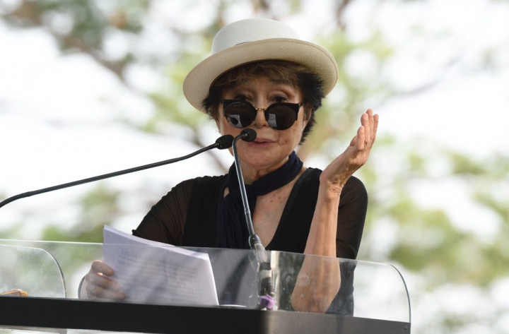 Yoko Ono Kumpulkan Ribuan Orang Rayakan Ultah John Lennon ke-75