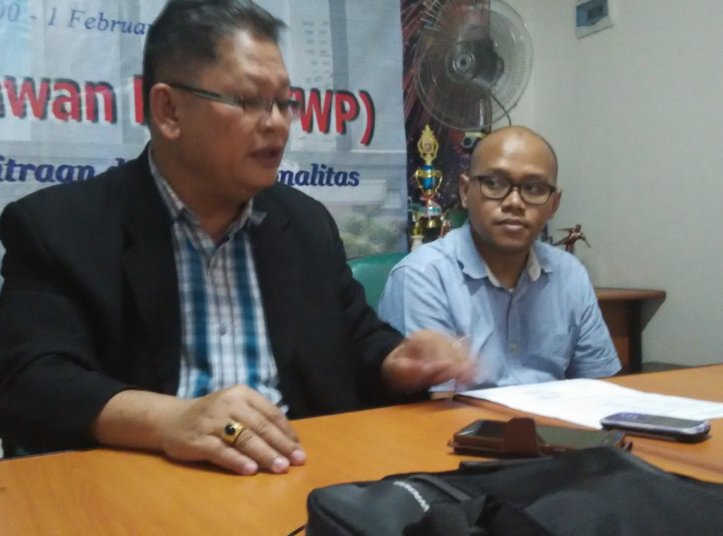 Dyan Wijayana (kanan) didampingi pengacaranya Aloy Samosir saat memberikan keterangan di Mapolda Metro Jaya, Selasa (15/9/2015). Foto: Renatha Swasty/MTVN