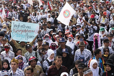 Hundreds of Freelance Teacher Gathered in DPR, Demanding Status