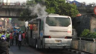 Mogok Keluarkan Asap, Bus TransJakarta Bikin Macet di Kampung Melayu