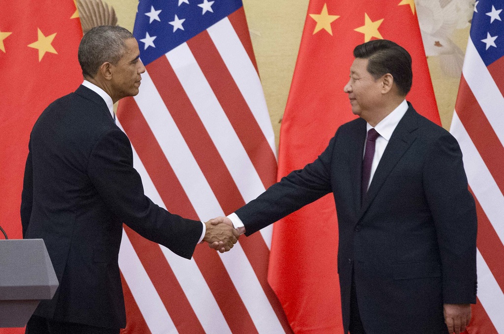 Presiden AS Barack Obama (kiri) bersalaman dengan Presiden Tiongkok Xi Jinping di Beijing, 12 November 2015. (Foto: AFP / MANDEL NGAN)