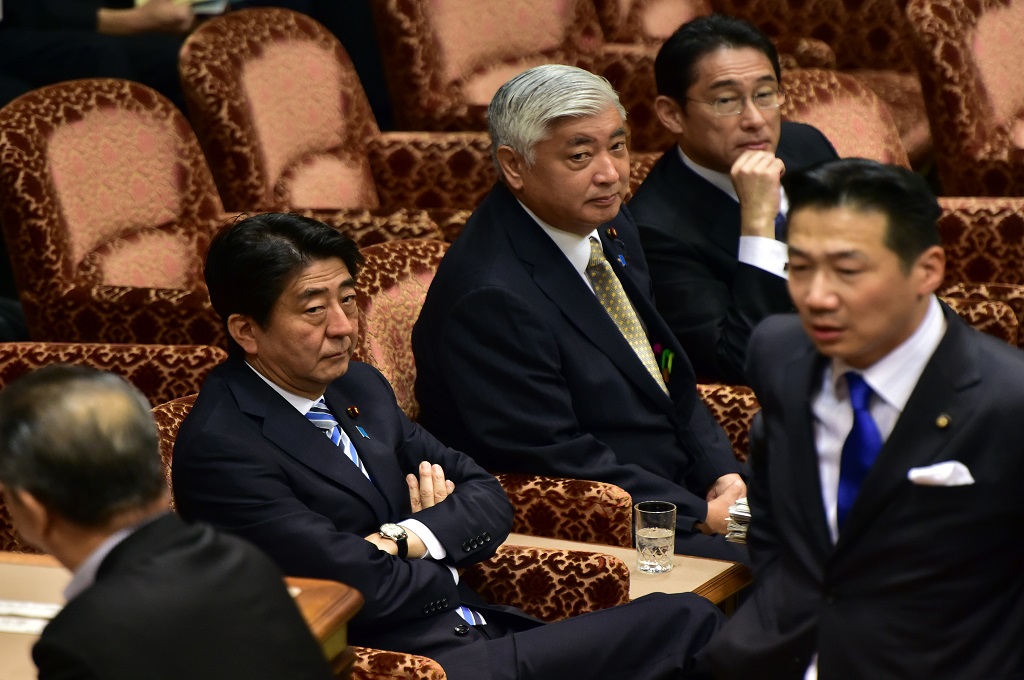 PM Jepang Shinzo Abe (kiri) duduk bersama Menhan Gen Nakatani (tengah) dan Menlu Fumio Kishida (kanan) dalam debat RUU keamanan terbaru di gedung parlemen, Tokyo, Jepang, Kamis (17/9/2015). (Foto: AFP / YOSHIKAZU TSUNO)