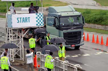 Kaum Perempuan Tunjukkan Prestasi di Lomba Irit Truk Volvo