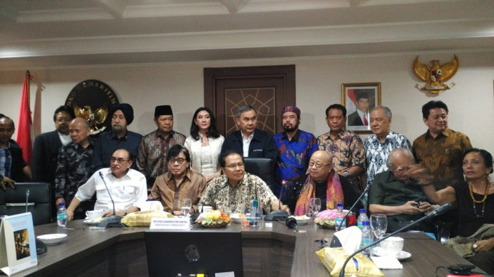 Menko Maritim <i>Kongkow</i> Bareng Budayawan   