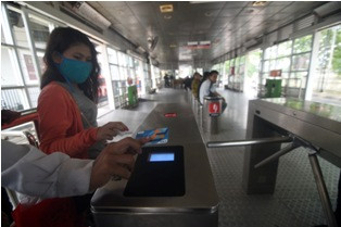 Penghuni Rusunawa Gratis Naik TransJakarta