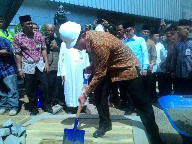 Gubernur Provinsi DKI Jakarta, Basuki Tjahaja Purnama meletakkan batu pertama pembangunan masjid. (Foto: MTVN/Intan Fauzi)