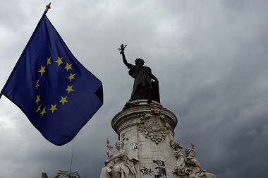 Pria Tewas Terjatuh dari Sebuah Patung di Konser Musik