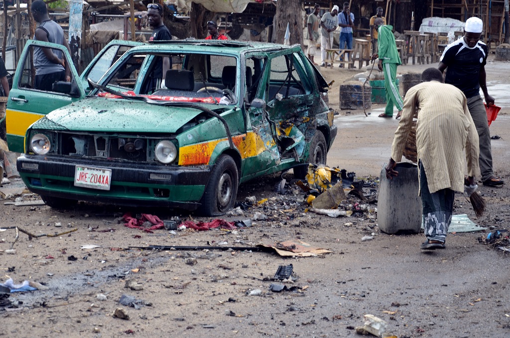 Sebuah mobil hancur dalam lokasi ledakan bom di Maiduguri, Nigeria, 31 Juli 2015. (Foto: AFP / STR)