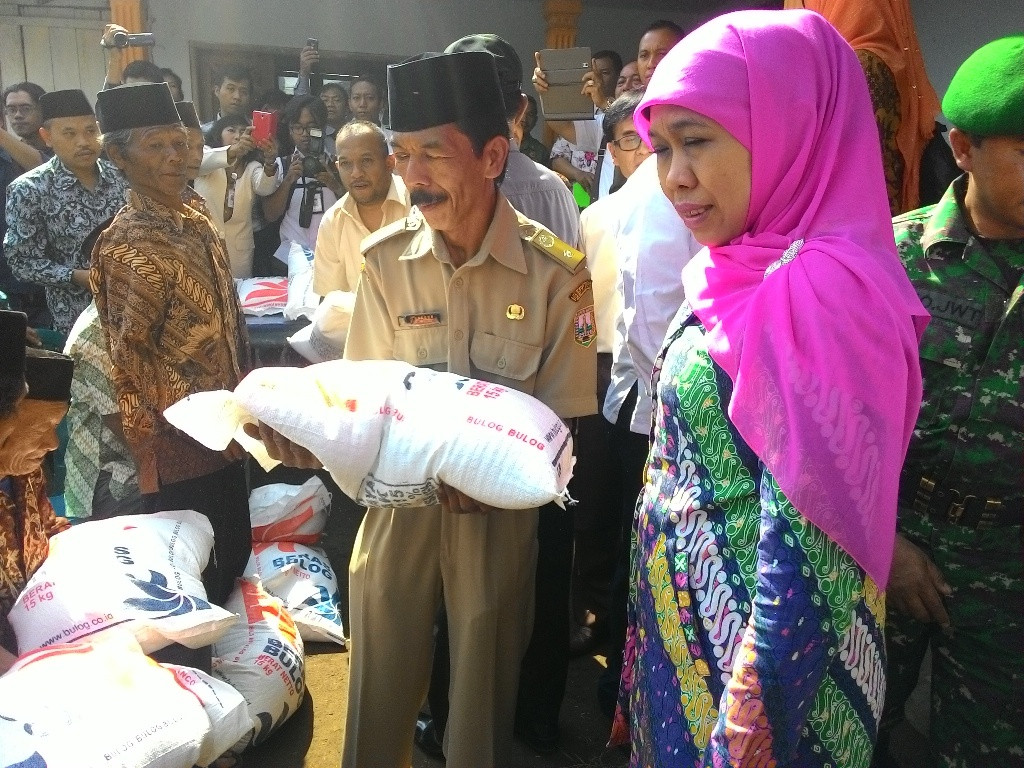 Menteri Sosial Khofifah Indar Parawansa membagikan Beras Sejahtera. Foto: MTVN.com/Ilham Wibowo.