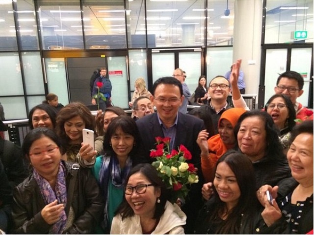 Gubernur Provinsi DKI Jakarta Basuki `Ahok` Tjahaja Purnama disambut fansnya saat tiba di Bandara Schiphol, Amsterdam, Belanda. (Foto: Instagram)