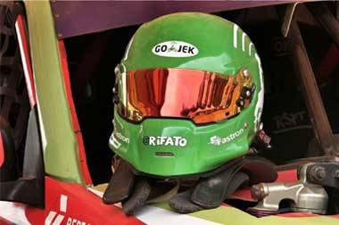 Rifat Sungkar Membalap Pakai Helm Go-Jek  