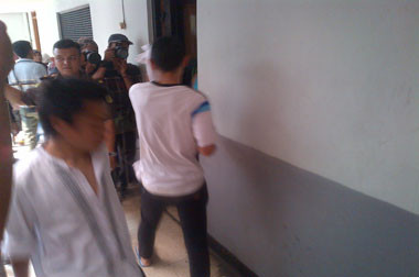 Jelang Sidang Perdana, Pembunuh Deudeuh Tutup Wajah dengan Kemeja Putih