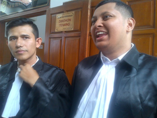 Kuasa hukum  Muhammad Prio Santoso. (kiri ke kanan) Dani Mahesa dan Ahmad Ramzy. (Foto: MTVN/M Rodhi Aulia)