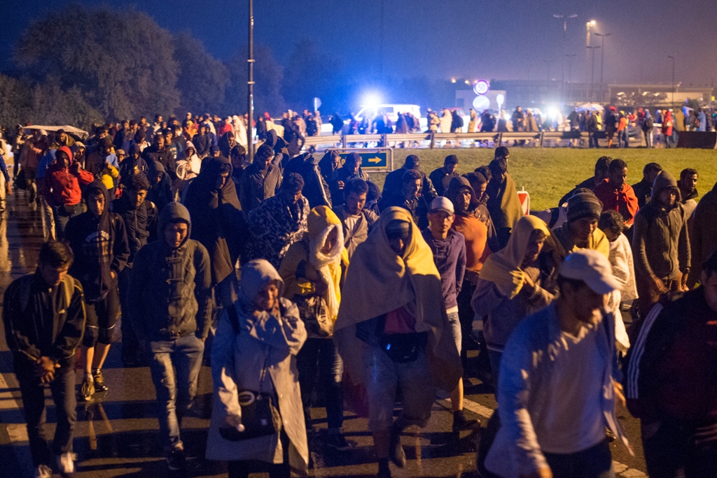 Syrian refugees try cross to Germany (Photo: AFP)