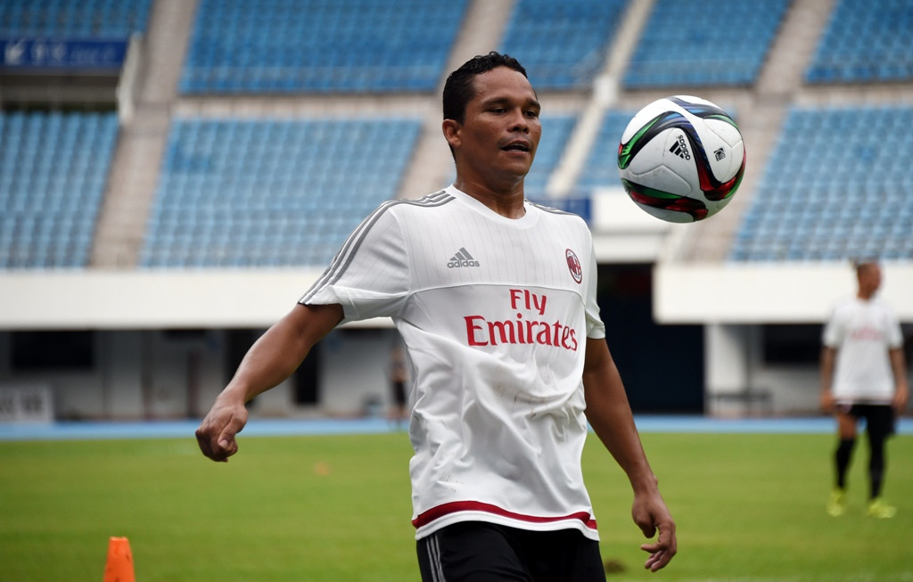 Carlos Bacca saat sesi latihan bersama AC Milan (JOHANNES EISELE / AFP)