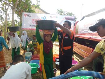 Tak Ada Bantuan Pemkab, Warga Bangkalan Berebut Air dari LSM