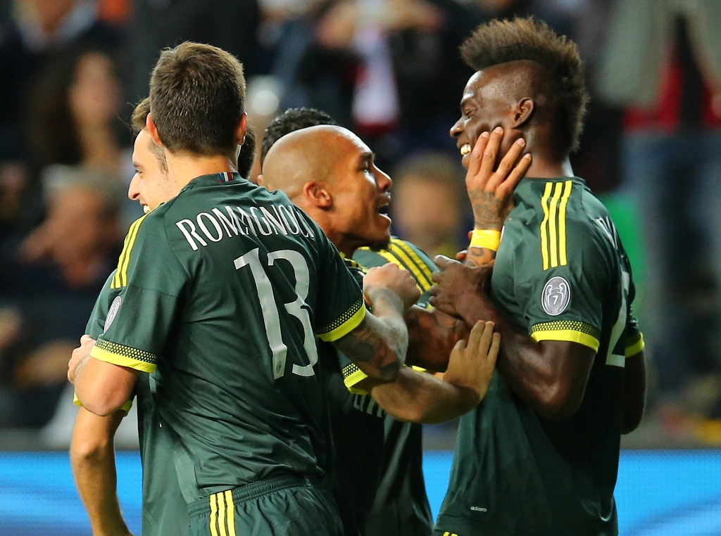 Senyman Mario Balotelli membuka keunggulan Milan atas Udinese (foto: AP Photo/Paolo Giovannini)
