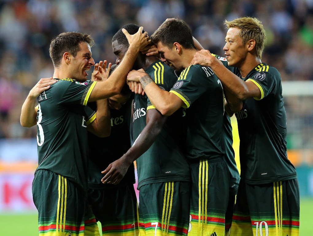 Para pemain AC Milan melakukan selebrasi (foto: AP Photo/Paolo Giovannini)