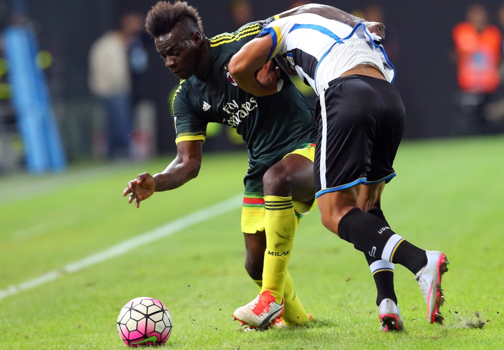 Mario Balotelli saat menghadapi pemain Udinese (foto: AP Photo/Paolo Giovannini)