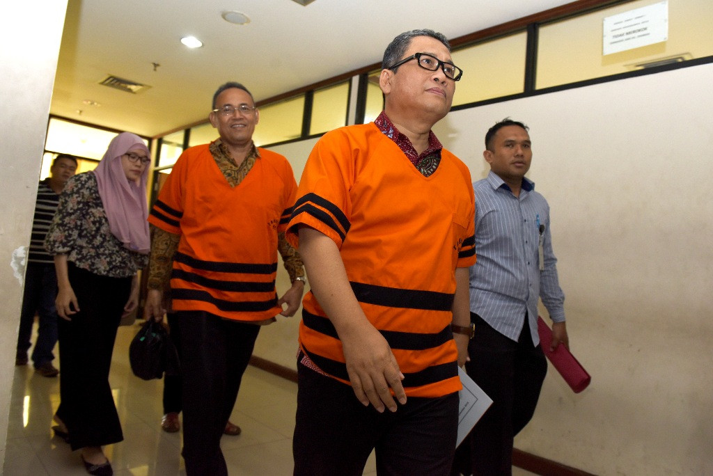 Amir Hamzah (depan) dan Kasmin meninggalkan ruang sidang usai menjalani sidang perdana dengan agenda pembacaan dakwaan di Pengadilan Tipikor, Jakarta, Rabu (23/9/2015). Foto: Hafidz Mubarak/Antara