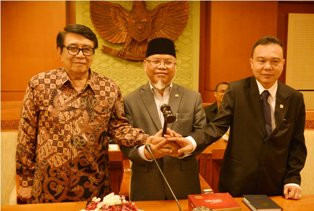 <i>Silakan Gugat Putusan MK yang Haruskan Pemeriksaan Dewan Lewat Izin Presiden</i> 