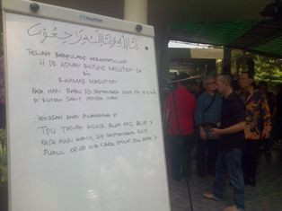 Adnan Buyung Minta Dimakamkan di Samping Ayah