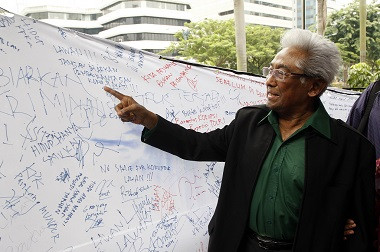 <i>Dia Mentor Kami, Kakak Kandung Kami</i>