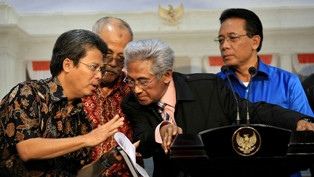 Saat Kritis, Buyung Tulis Pesan Agar YLBHI Terus Bela Orang Miskin