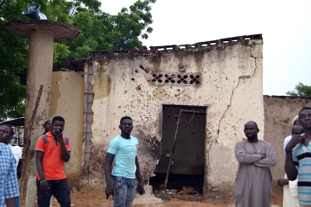 Warga berkumpul di dekat masjid yang terkena ledakan bom bunuh diri di Maiduguri, Nigeria, 21 September 2015. (Foto: AFP / STRINGER)