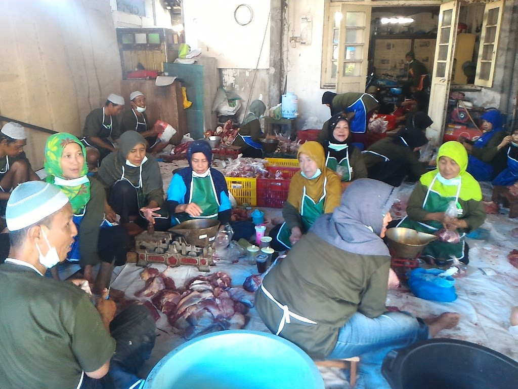 Foto: Panitia Kurban Ndalem Pujokusuman, Yogyakarta, tengah membagi-bagikan daging sapi dan kambing kurban/MTVN_Patricia Vicka