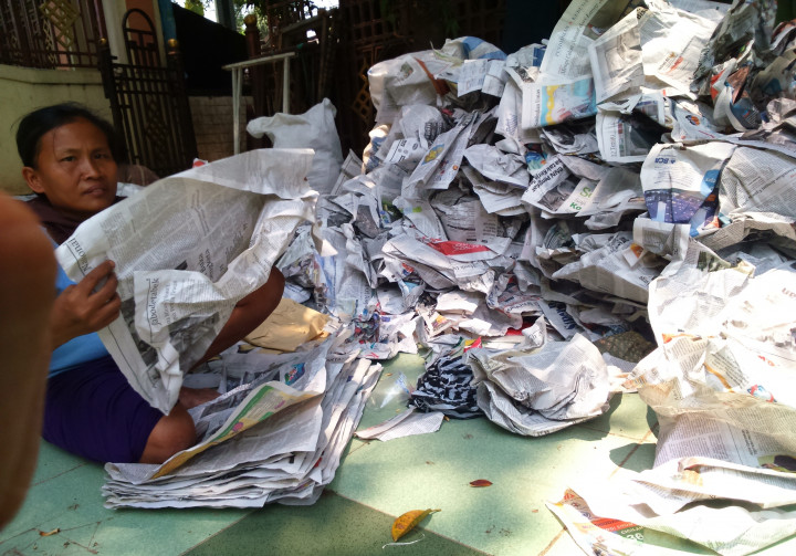 Kisah Sepasang Suami Istri Pengumpul Koran Bekas di Masjid Sunda Kelapa