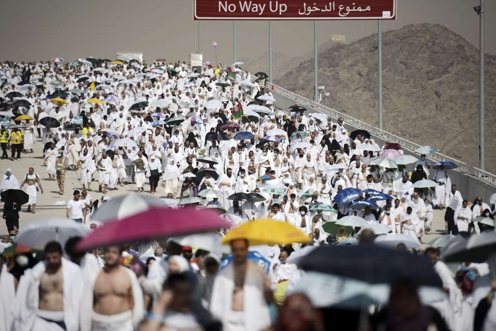 Para jemaah haji tengah melintas jalanan di Mina untuk melakuan ritual lempar jumrah. (AFP PHOTO/MOHAMMED AL-SHAIKH)
