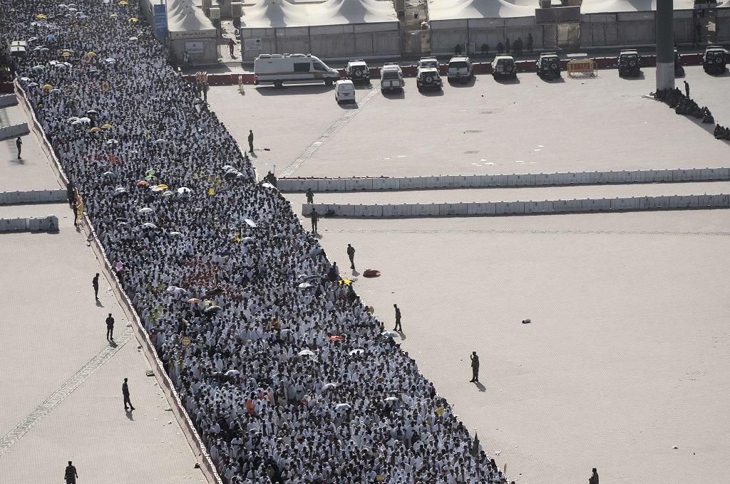 Jamaah haji berjalan menuju area melempar batu jumrah di Mina, Arab Saudi, 4 Oktober 2015. (Foto: AFP / MOHAMMED AL-SHAIKH)