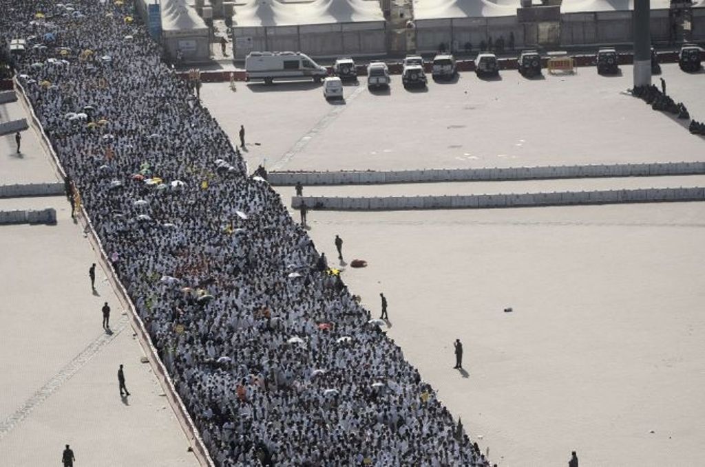 Ribuan jamaah bersiap melempar batu jumrah di MIna, Arab Saudi, 4 Oktober 2014. (Foto: AFP / MOHAMMED AL-SHAIKH)