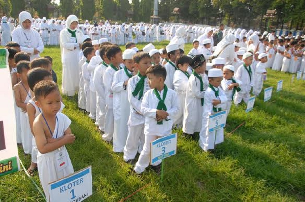 Ratusan siswa menggelar salat gaib untuk jemaah haji yang tewas dalam tragedi Mina, MTVN - Nurul Hidayat