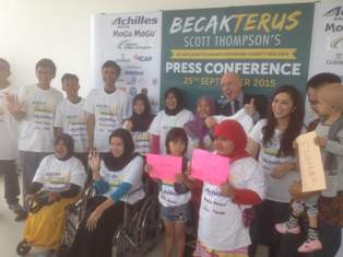 Scott Gowes Becak dari Aceh ke Jakarta untuk Membalas Budi pada Indonesia