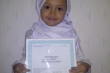 Bocah Cantik Ini Bernama Lalu Dunia Pun Tersenyum  