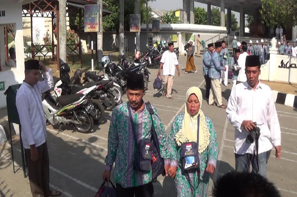 Jemaah calon haji asal Madura bersiap berangkat ke Tanah Suci, MTVN - Agus Josiandi