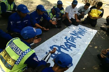 Sukarelawan Gelar Aksi 'Pray For Mina' di Solo