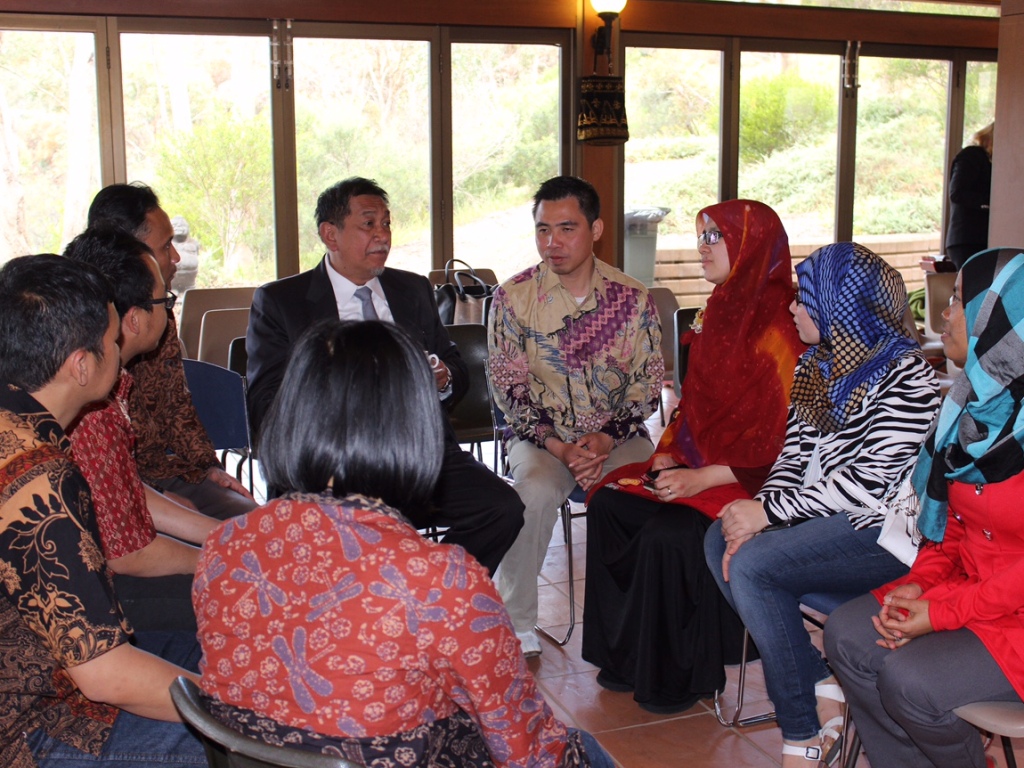 Wagub Jabar Deddy Mizwar dengan pejabat-pejabat Flinders University dan para mahasiswa dari Jawa Barat di Pendopo Flinders University Australia Selatan. Istimewa