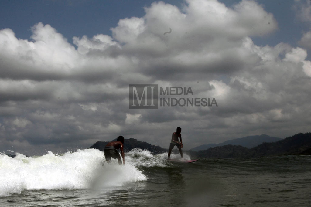 Persiapan Jelang Final Pulau Merah International Surfing Competition