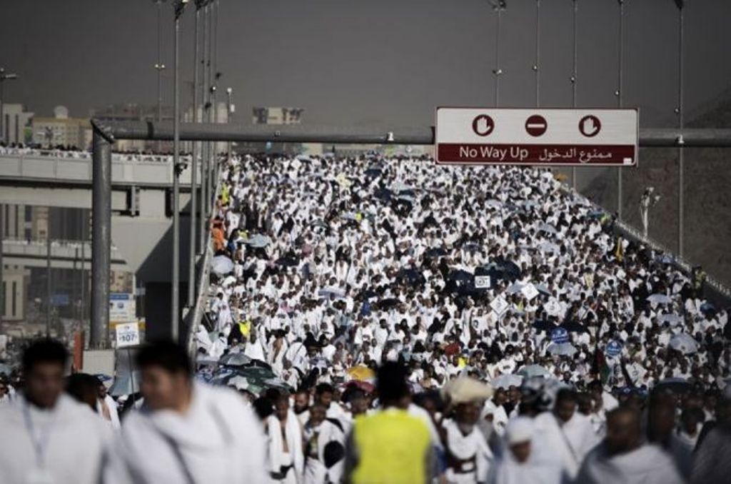 Ribuan calon haji bersiap melempar jumrah di Mina, Arab Saudi, 4 Oktober 2014 (Foto: AFP/MOHAMMED AL-SHAIKH)