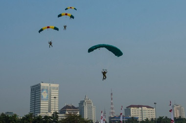 Selain Lari 10 K, Masyarakat Disuguhkan Aksi Parade TNI dan Polri di Monas