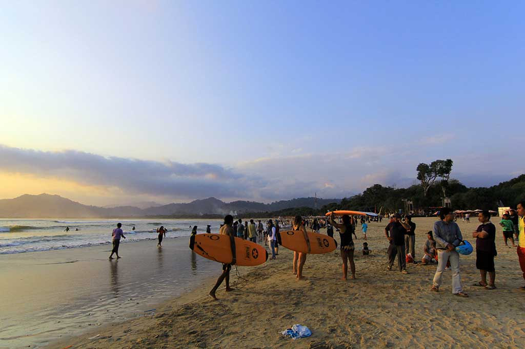 Daya Tarik Wisata Pantai Pulau Merah 