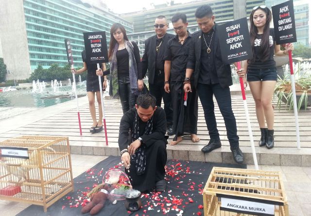 Komunitas Paranormal Jakarta Peduli Ahok (Kopaja Ahok) menggelar ruwatan untuk mendoakan Gubernur DKI Jakarta Basuki Tjahaja Purnama di Bundaran HI. (Foto:MTVN/Intan Fauzi)