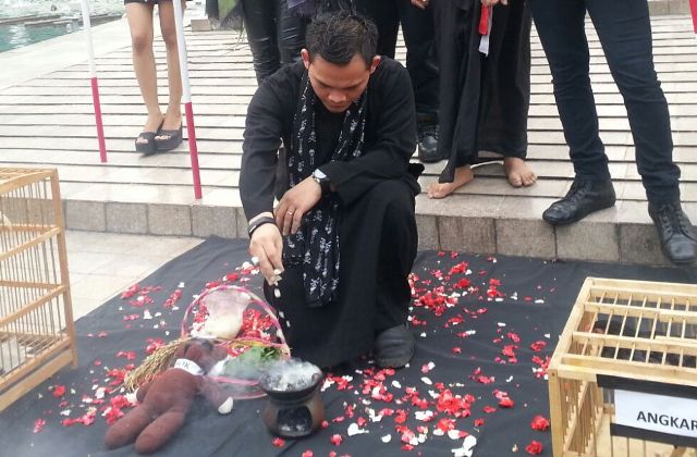 Mbah Mijan lakukan ritual di Bundaran HI. (Foto:MTVN/Intan Fauzi)