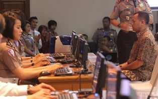 Warga Bandung Antusias Sambut SIM <i>Online</i>